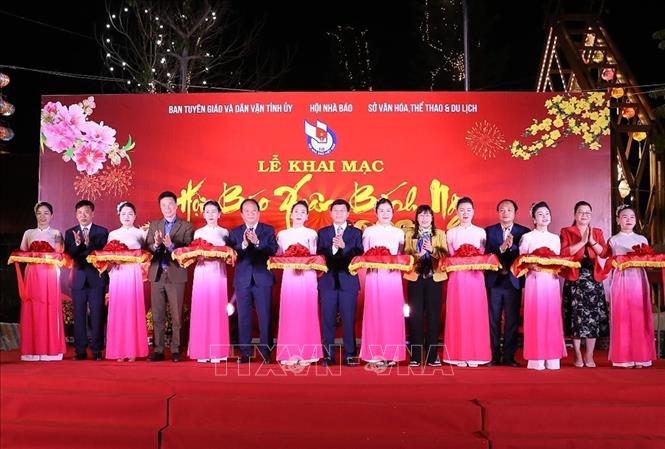 Đại biểu cắt băng khai mạc Hội Báo Xuân Bính Ngọ 2026. Ảnh: Xuân Tư - TTXVN