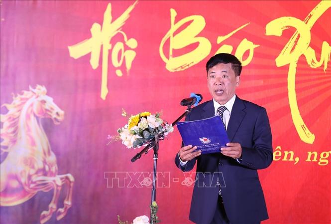 Chủ tịch Hội Nhà báo tỉnh Điện Biên Phạm Ngọc Hân phát biểu Khai mạc Hội Báo Xuân Bính Ngọ 2026. Ảnh: Xuân Tư - TTXVN
