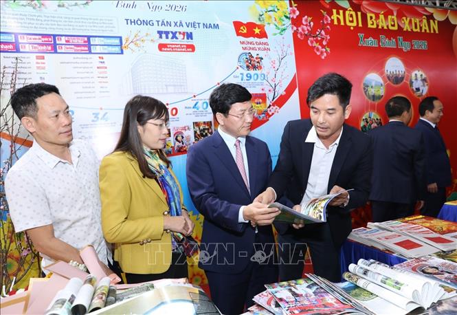 Trưởng Cơ quan thường trú TTXVN tại Điện Biên giới thiệu về các ấn phẩm trưng bày của TTXVN tại Hội Báo. Ảnh: Xuân Tư - TTXVN