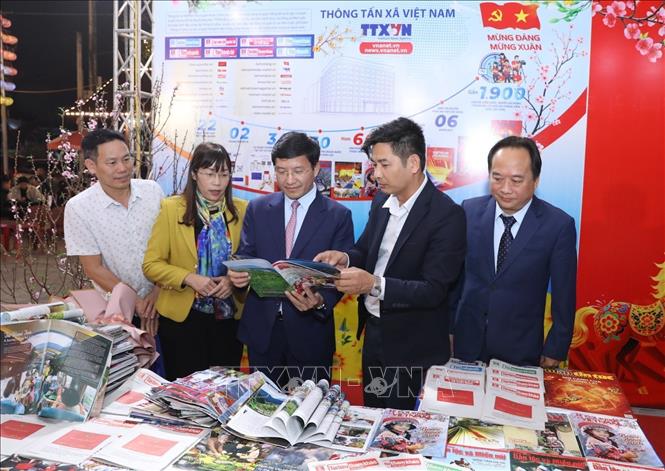 Đại biểu tham quan gian trưng bày ấn phẩm của TTXVN. Ảnh: Xuân Tư - TTXVN