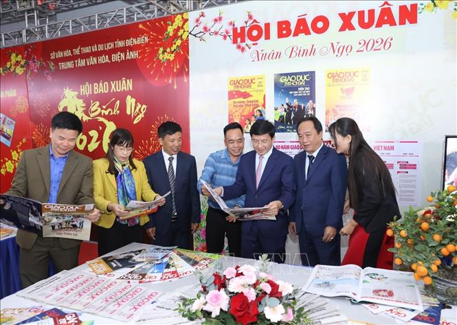 Đại biểu tham quan gian trưng bày tại Hội Báo Xuân Bính Ngọ 2026. Ảnh: Xuân Tư - TTXVN