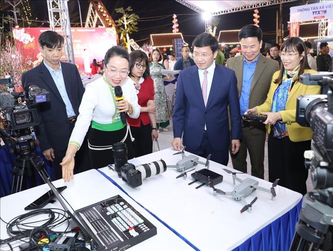 Đại biểu tham quan gian trưng bày Báo Xuân của Báo và Phát thanh Truyền hình tỉnh Điện Biên. Ảnh: Xuân Tư - TTXVN