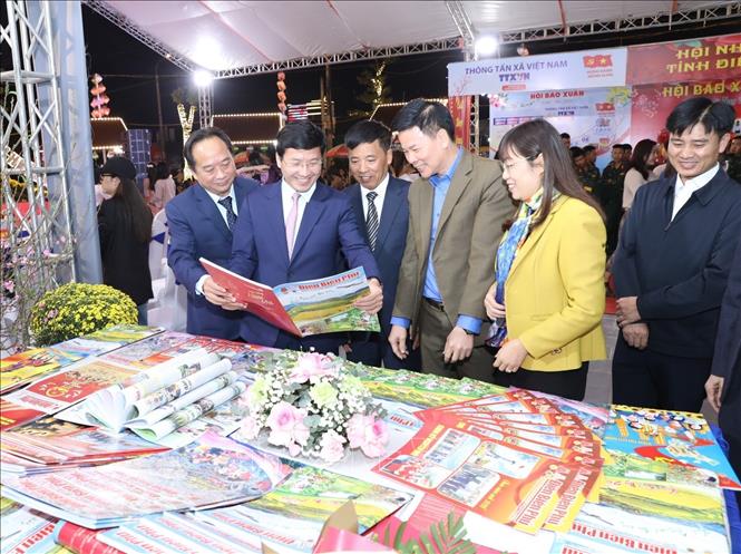 Đại biểu tham quan gian trưng bày Báo Xuân của Báo và Phát thanh Truyền hình tỉnh Điện Biên. Ảnh: Xuân Tư - TTXVN