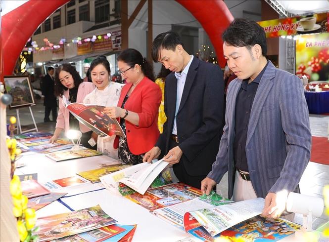 Đại biểu tham quan gian trưng bày tại Hội Báo Xuân Bính Ngọ 2026. Ảnh: Xuân Tư - TTXVN