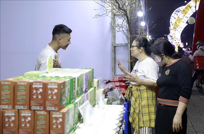 Khách hàng tham quan gian trưng bày của các hợp tác xã. Ảnh: Hoàng Hùng -TTXVN