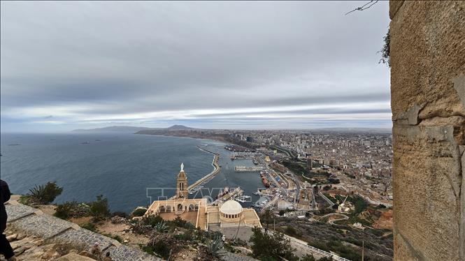 Thành phố và cảng biển nhìn từ vị trí phòng ngự trên pháo đài Santa Cruz. Ảnh: Nguyễn An - PV CQTT ở Algeria 