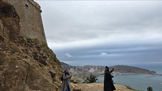 Phía trái Pháo đài là vịnh trú bão của tàu thuyền trong nhiều thế kỷ. Ảnh: Nguyễn An - PV CQTT ở Algeria 