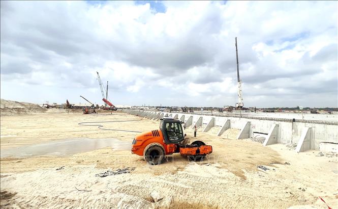 Quảng Trị tập trung quy hoạch, phát triển các trung tâm logistics, kho bãi, điểm trung chuyển hàng hóa gắn với các trục giao thông chiến lược. Ảnh: Nguyên Linh-TTXVN