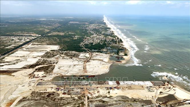 Quảng Trị tập trung quy hoạch, phát triển các trung tâm logistics, kho bãi, điểm trung chuyển hàng hóa gắn với các trục giao thông chiến lược. Ảnh: Nguyên Linh-TTXVN