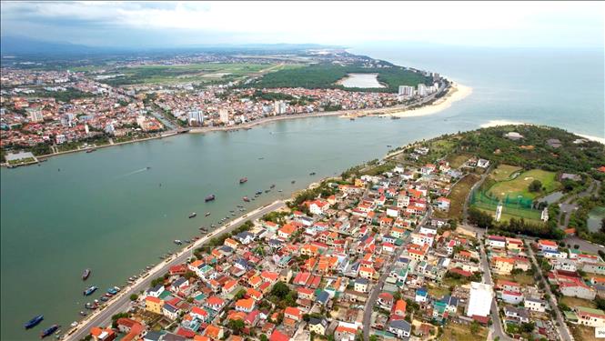 Trong giai đoạn 2026-2030, Quảng Trị ưu tiên bố trí vốn đầu tư công trung hạn và hằng năm cho các công trình hạ tầng giao thông, logistics, đô thị, du lịch và hạ tầng xã hội có tính kết nối cao, hình thành các trục phát triển liên hoàn. Ảnh: Nguyên Linh-TTXVN