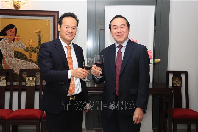 Đại sứ Mai Phan Dũng - Phái đoàn thường trực Việt Nam bên cạnh Liên hợp quốc, Tổ chức Thương mại Thế giới và các tổ chức quốc tế khác tại Geneva, chụp ảnh chung với Đại sứ Daovy Vongxay, Trưởng Phái đoàn Lào tại Geneva. Ảnh: Phạm Ngọc Ánh - Phóng viên TTXVN thường trú tại Thụy Sĩ