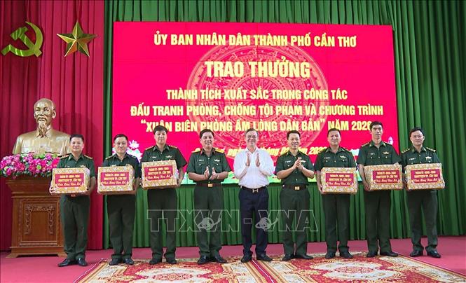 Lãnh đạo Ủy ban nhân dân thành phố và Bộ chỉ huy Quân sự thành phố tặng quà các Đồn Biên phòng. Ảnh: Trung Kiên - TTXVN