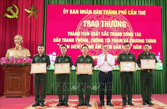 Chủ tịch Ủy ban nhân dân thành phố Cần Thơ Trương Cảnh Tuyên khen thưởng tập thể, cá nhân có thành tích trong đấu tranh phòng, chống tội phạm và thực hiện Chương trình “Xuân Biên phòng ấm lòng dân bản”. Ảnh: Trung Kiên - TTXVN