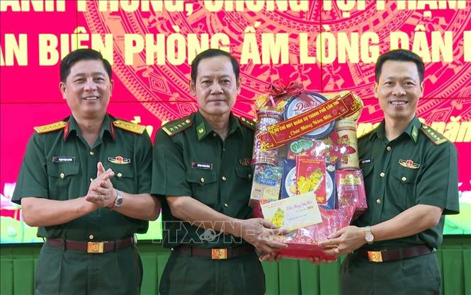 Lãnh đạo Bộ chỉ huy Quân sự thành phố tặng quà mừng Tết Nguyên đán Ban chỉ huy Bộ đội Biên phòng thành phố Cần Thơ. Ảnh: Trung Kiên - TTXVN