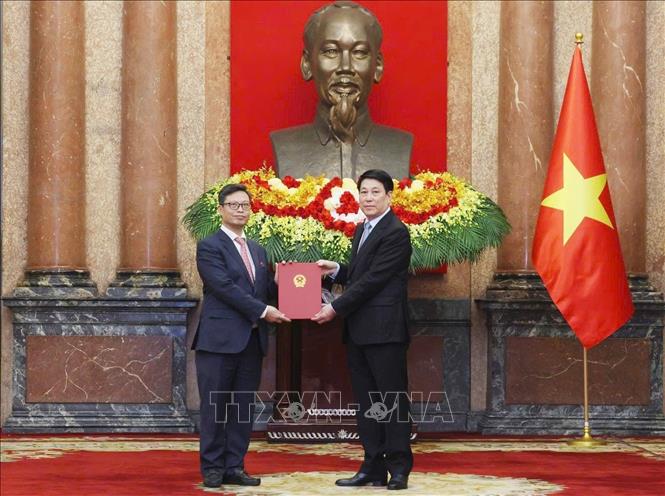(Tư liệu) Đại sứ Trịnh Đức Hải, Chủ nhiệm Ủy ban Biên giới quốc gia, Bộ Ngoại giao, được Chủ tịch nước Lương Cường trao quyết định bổ nhiệm làm Đại sứ đặc mệnh toàn quyền Việt Nam tại Pháp nhiệm kỳ 2025-2028, ngày 16/1/2026. Ảnh: TTXVN phát