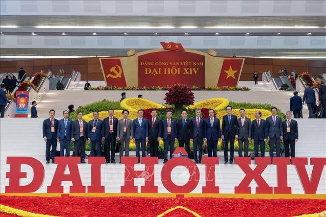 Đại sứ Trịnh Đức Hải (thứ ba, từ phải sang) cùng các đại biểu dự Đại hội XIV của Đảng. Ảnh: TTXVN phát