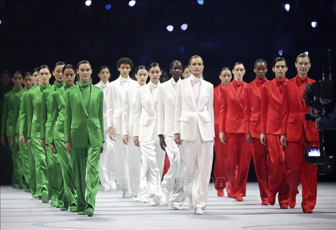 Nghệ sĩ biểu diễn tại lễ khai mạc Olympic mùa Đông Milan-Cortina 2026 ở Milan, Italy, ngày 6/2/2026. Ảnh: THX/TTXVN