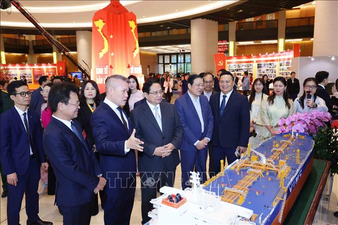 Thủ tướng Phạm Minh Chính cùng các đại biểu tham quan triển lãm 