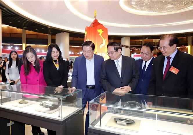 Thủ tướng Phạm Minh Chính cùng các đại biểu tham quan triển lãm 