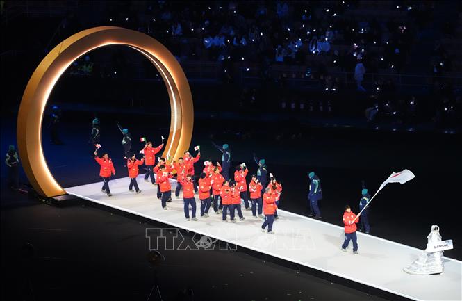 Đoàn thể thao Nhật Bản diễu hành tại lễ khai mạc Olympic mùa Đông Milan-Cortina 2026 ở Milan, Italy, ngày 6/2/2026. Ảnh: THX/TTXVN