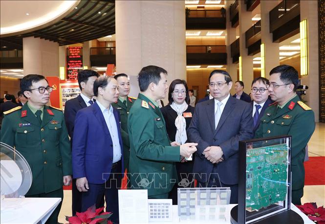 Thủ tướng Phạm Minh Chính cùng các đại biểu tham quan triển lãm 