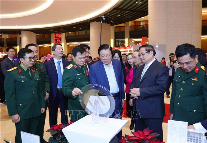 Thủ tướng Phạm Minh Chính cùng các đại biểu tham quan triển lãm 