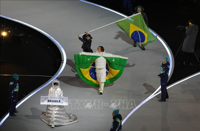 Đoàn thể thao Brazil diễu hành tại lễ khai mạc Olympic mùa Đông Milan-Cortina 2026 ở Milan, Italy, ngày 6/2/2026. Ảnh: THX/TTXVN
