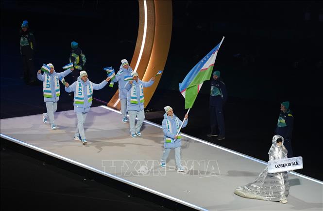 Đoàn thể thao Uzbekistan diễu hành tại lễ khai mạc Olympic mùa Đông Milan-Cortina 2026 ở Milan, Italy, ngày 6/2/2026. Ảnh: THX/TTXVN