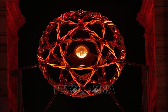 Ngọn đuốc được thắp sáng tại lễ khai mạc Olympic mùa Đông Milan-Cortina 2026 ở Milan, Italy, ngày 6/2/2026. Ảnh: THX/TTXVN