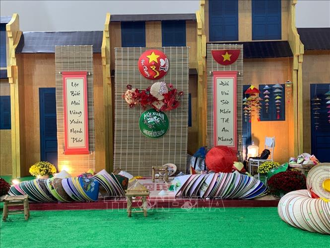 A display space from Chuong conical hat village at the Spring Fair. VNA Photo: Hạnh Quyên 