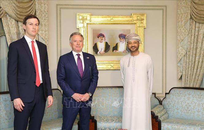 Ngoại trưởng Oman Badr bin Hamad al-Busaidi (phải) và Đặc phái viên của Tổng thống Mỹ Donald Trump, ông Steve Witkoff (giữa), cùng ông Jared Kushner, con rể của Tổng thống Mỹ Donald Trump, tại cuộc gặp ở Muscat, Oman, ngày 6/2/2026. Ảnh: THX/TTXVN