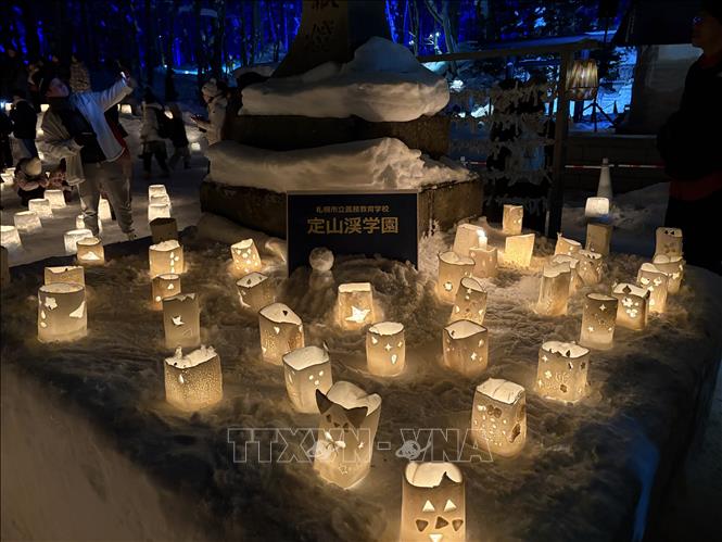 Những ngọn đèn tuyết ngộ nghĩnh là tác phẩm của các em học sinh địa phương. Ảnh: Xuân Giao - PV TTXVN tại Nhật Bản