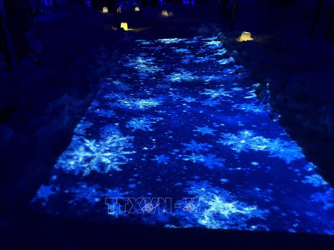 Những màn chiếu sáng tuyệt đẹp dọc theo con đường tuyết. Ảnh: Xuân Giao - PV TTXVN tại Nhật Bản