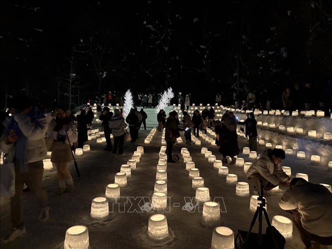 Người dân địa phương và du khách cùng thắp nến tuyết, tạo bầu không khí ấm cúng giữa giá lạnh ở Hokkaido. Ảnh: Xuân Giao - PV TTXVN tại Nhật Bản