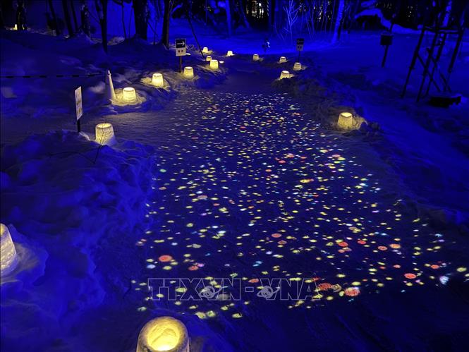 Đèn LED và nến tuyết tạo nên khung cảnh huyền ảo trên những con đường trong khuôn viên đền Jozankei. Ảnh: Xuân Giao - PV TTXVN tại Nhật Bản