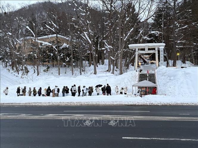 Bất chấp giá lạnh, du khách vẫn xếp hàng từ sớm để vào tham dự sự kiện. Ảnh: Xuân Giao - PV TTXVN tại Nhật Bản