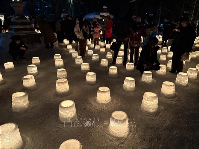 “Tuyết đăng” được tạo nên từ những khối tuyết nhỏ hình trụ, có gắn nến bên trong. Ảnh: Xuân Giao - PV TTXVN tại Nhật Bản