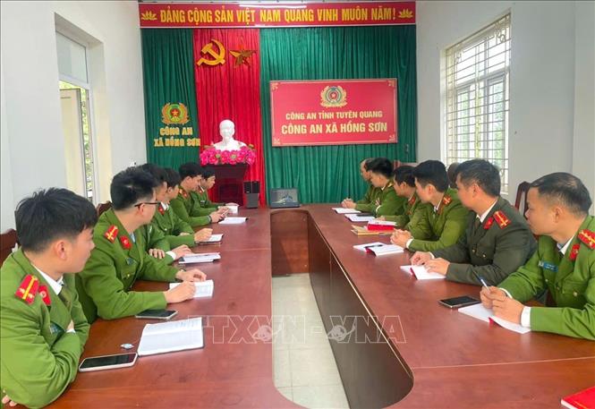 Đại biểu tham gia nghiên cứu, học tập, quán triệt và triển khai thực hiện Nghị quyết Đại hội XIV của Đảng tại điểm cầu Công an xã Hồng Sơn, tỉnh Tuyên Quang. Ảnh: TTXVN phát