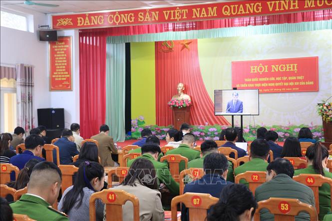 Đảng bộ xã Việt Hồng, tỉnh Lào Cai nghiêm túc tham gia hội nghị. Ảnh: Đinh Thùy - TTXVN