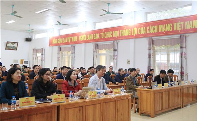 Các đồng chí lãnh đạo xã Việt Hồng cùng cán bộ, đảng viên trong xã tham dự hội nghị. Ảnh: Đinh Thùy - TTXVN