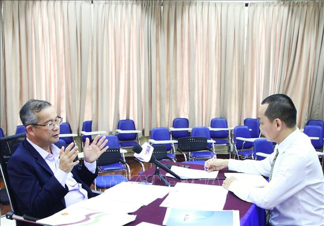 Phó giáo sư, Tiến sĩ Neak Chandarith - Viện trưởng Viện Nghiên cứu Quốc tế và Hành chính công (IISPP), Đại học Hoàng gia Phnom Penh (RUPP) - trả lời phỏng vấn phóng viên TTXVN tại Campuchia. Ảnh: Hoàng Minh - PV TTXVN tại Campuchia 