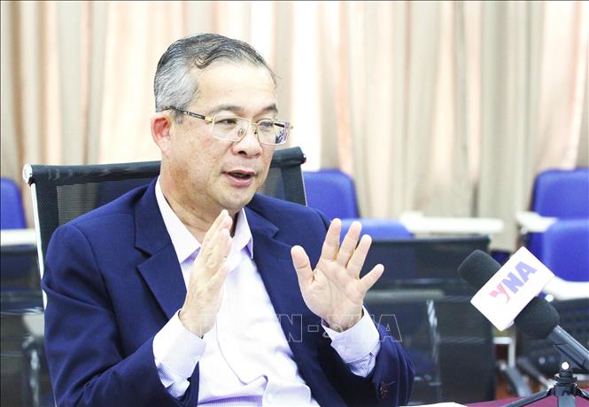 Phó giáo sư, Tiến sĩ Neak Chandarith - Viện trưởng Viện Nghiên cứu Quốc tế và Hành chính công (IISPP), Đại học Hoàng gia Phnom Penh (RUPP) - trả lời phỏng vấn phóng viên TTXVN tại Campuchia. Ảnh: Hoàng Minh - PV TTXVN tại Campuchia 
