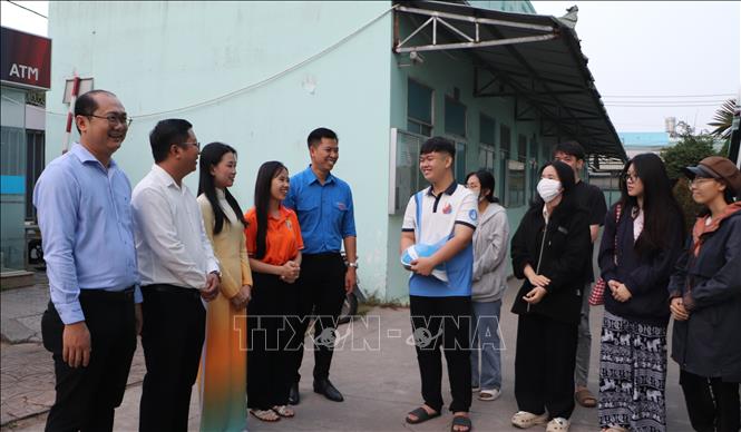 Đại diện Thành đoàn Cần Thơ, Trường Đại học Tây Đô trò chuyện, gửi lời chúc Tết đến sinh viên. Ảnh: Hồng Thái - TTXVN