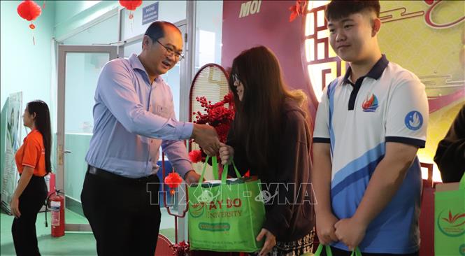 Đại diện Trường Đại học Tây Đô tặng quà Tết cho sinh viên. Ảnh: Hồng Thái - TTXVN