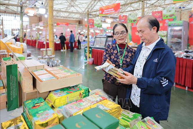 Người dân đến tham quan, mua sắm các sản phẩm nông sản, đặc sản vùng miền tại Hội chợ Mùa Xuân. Ảnh: Lê Đông - TTXVN