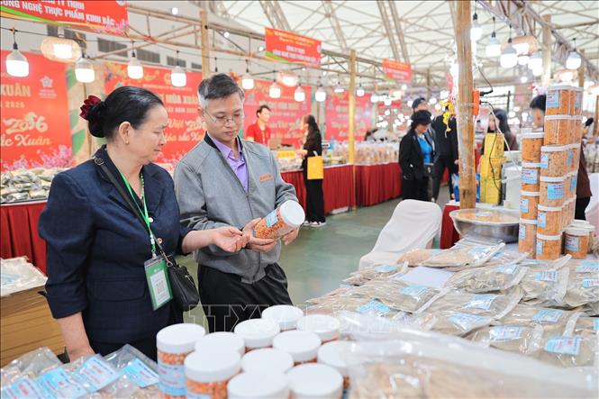 Các sản phẩm nông nghiệp an toàn được người tiêu dùng quan tâm tại Hội chợ. Ảnh: Lê Đông - TTXVN