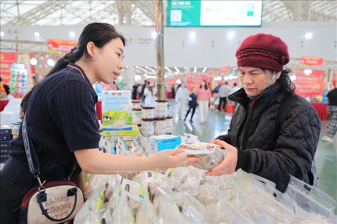 Người dân đến tham quan, mua sắm các sản phẩm nông sản, đặc sản vùng miền tại Hội chợ Mùa Xuân. Ảnh: Lê Đông - TTXVN