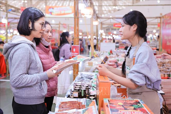Người dân tham quan, lựa chọn nông sản tại các gian hàng Hội chợ Mùa Xuân. Ảnh: Lê Đông - TTXVN