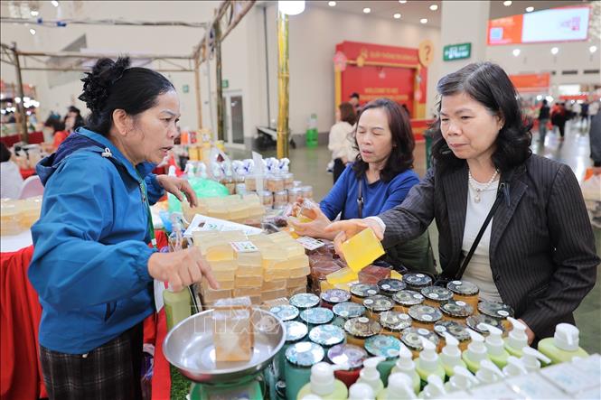 Người dân tham quan, lựa chọn nông sản tại các gian hàng Hội chợ Mùa Xuân. Ảnh: Lê Đông - TTXVN