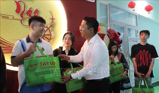 Đại diện Thành đoàn Cần Thơ tặng quà Tết đến sinh viên. Ảnh: Hồng Thái - TTXVN